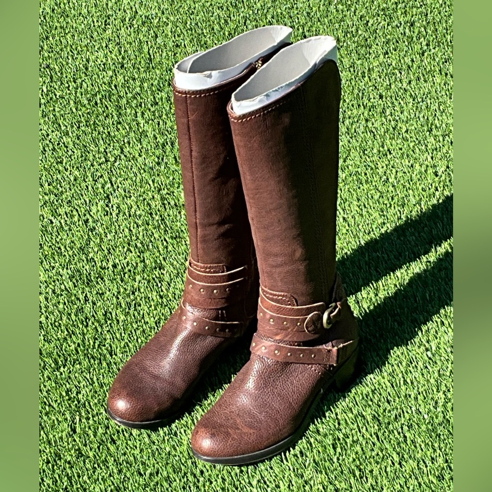 NEW!! UGG Esplanade Boots Woman’s size 8!